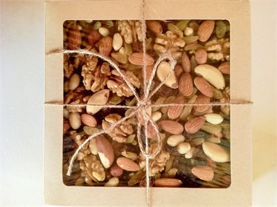 Набор в коробке Орехи с изюмом 1 кг. QcIW1uXtih8cHpoyJspkG3